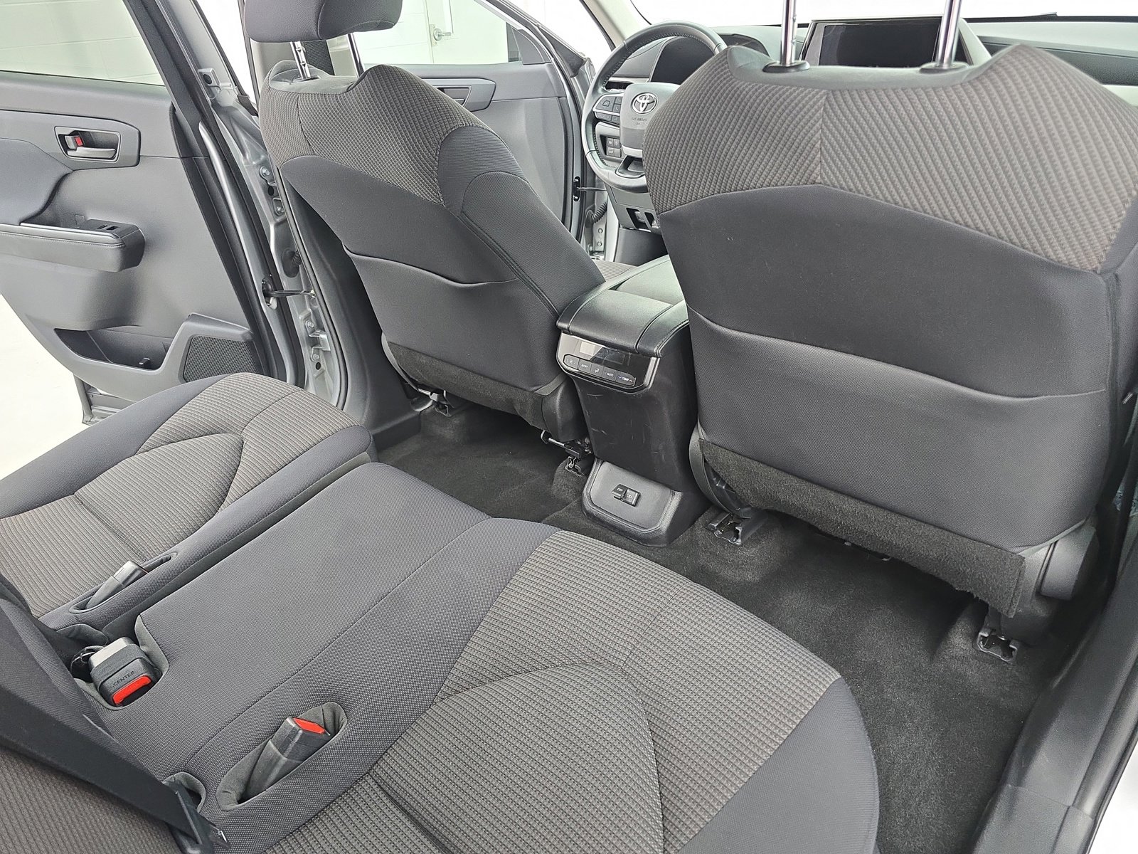 Used 2023 Toyota Highlander L image 11