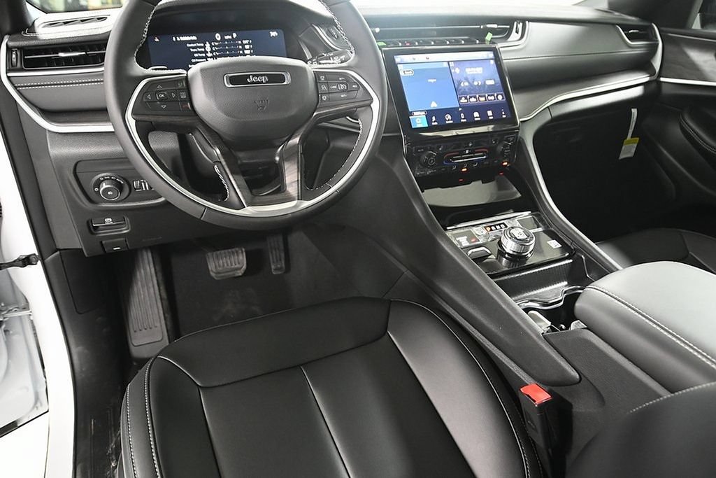 New 2025 Jeep Grand Cherokee L Limited w/ Black Appearance Package AWD/4WD image 9