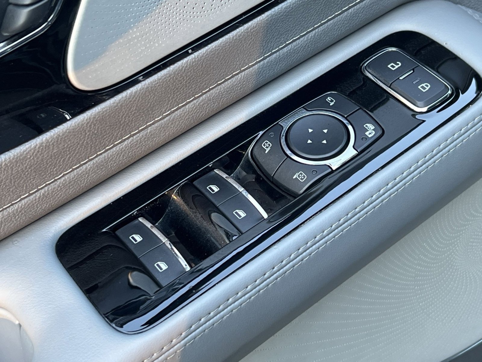 Used 2020 Lincoln Aviator Reserve w/ Equipment Group 202A image 13