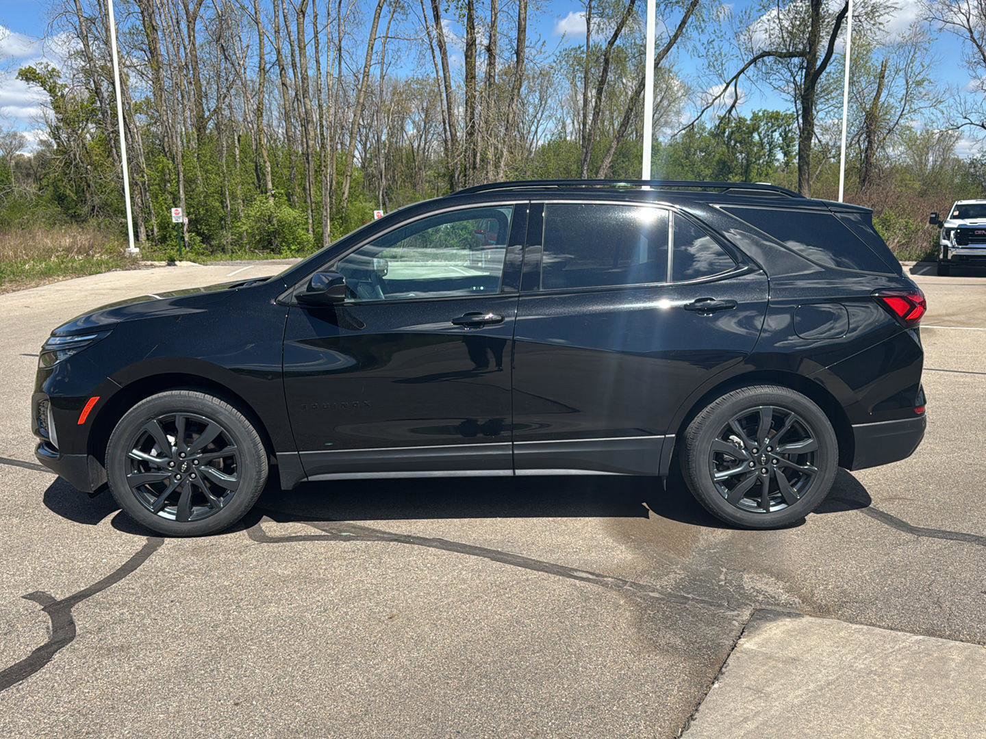 Used 2023 Chevrolet Equinox RS FWD image 2