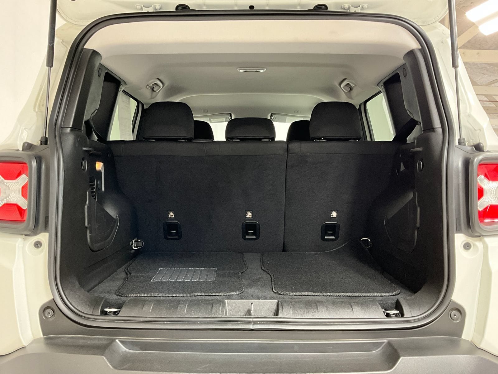Used 2023 Jeep Renegade Trailhawk AWD/4WD image 26