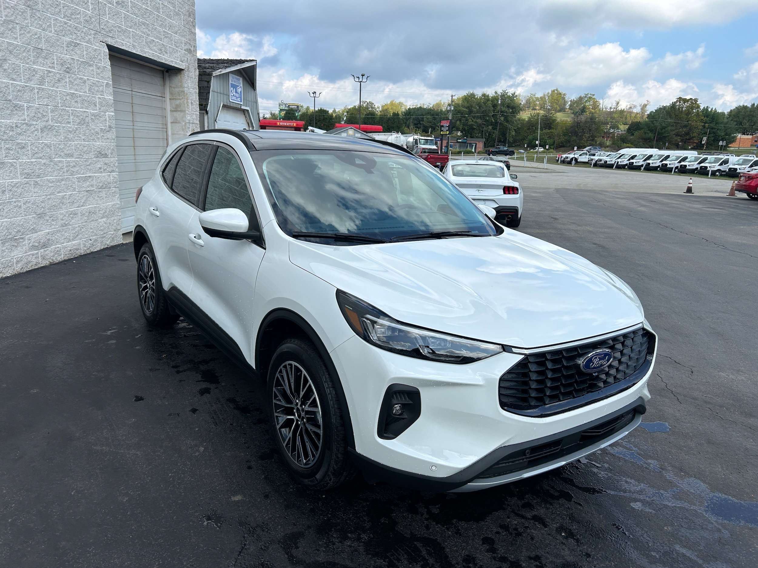 New 2025 Ford Escape SE w/ PHEV Premium Package FWD image 18
