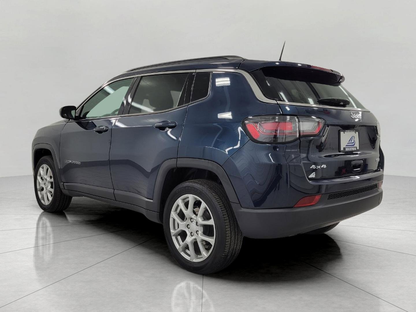 Used 2024 Jeep Compass Latitude w/ Sun and Sound Group AWD/4WD image 21