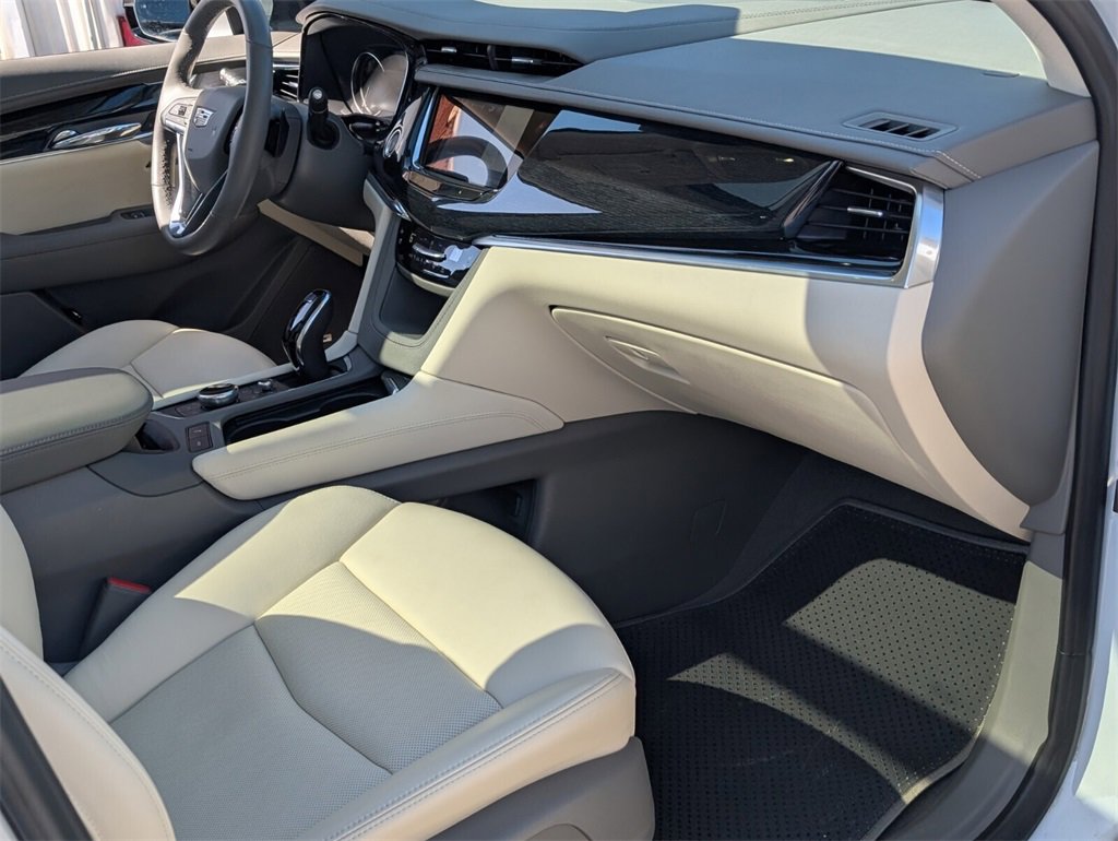 Used 2025 Cadillac XT6 Premium Luxury image 19