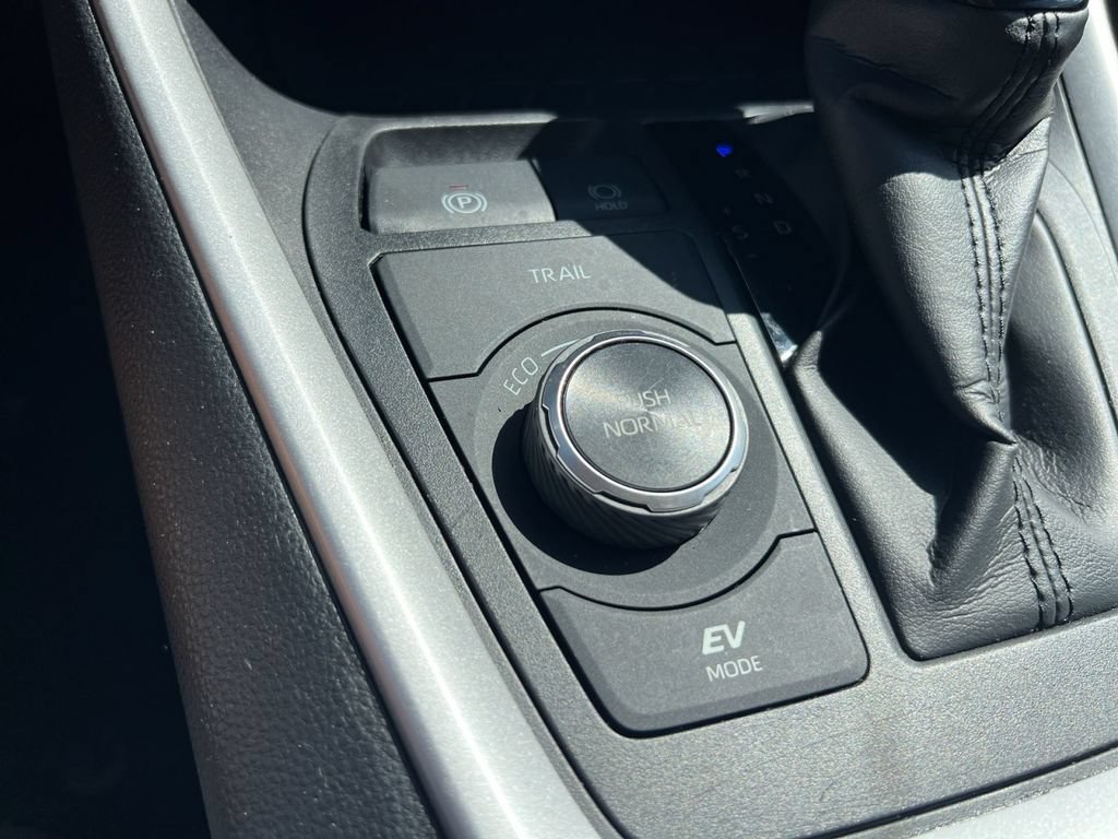 Used 2025 Toyota RAV4 XLE AWD/4WD image 30