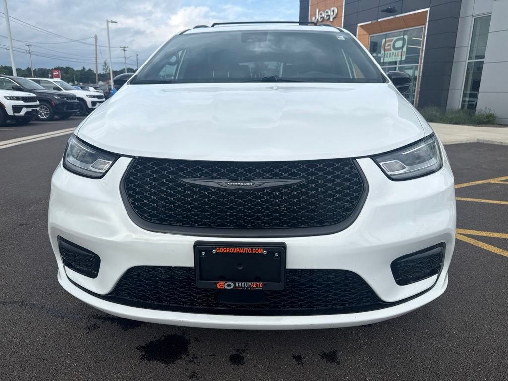Used 2025 Chrysler Pacifica Limited FWD image 2