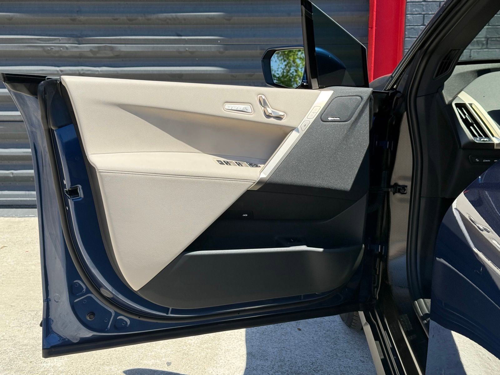 Used 2024 BMW iX xDrive50 w/ Premium Package image 9