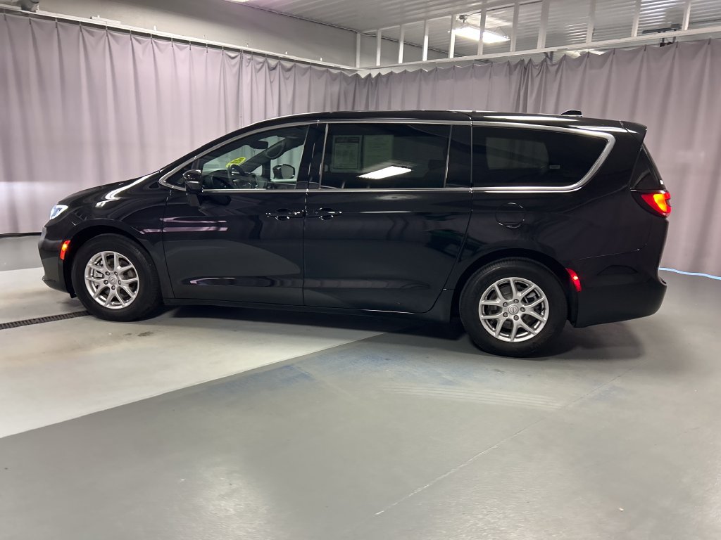Used 2026 Chrysler Pacifica Select FWD image 4