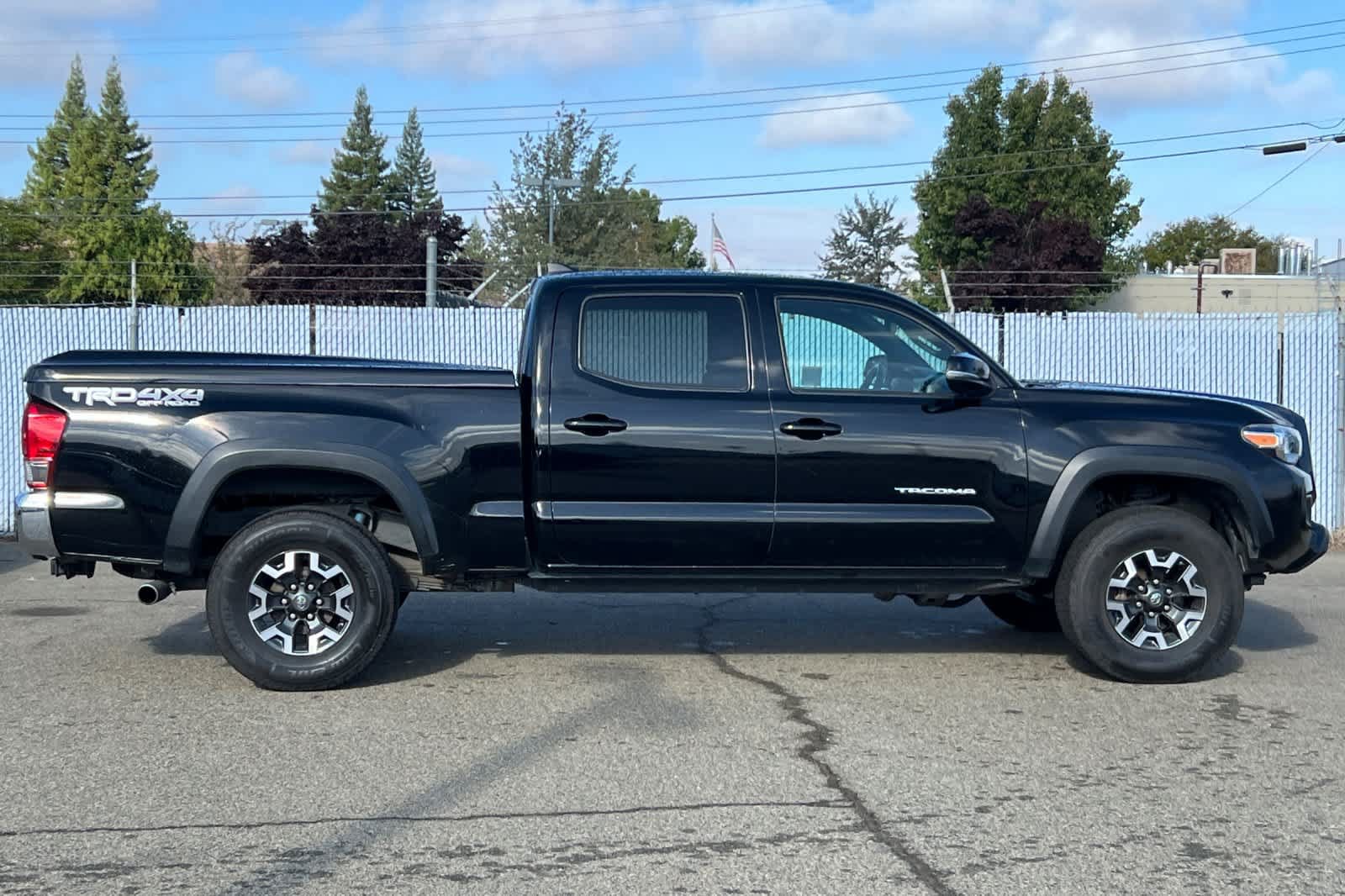 Used 2016 Toyota Tacoma TRD Off-Road w/ Towing Package AWD/4WD image 6