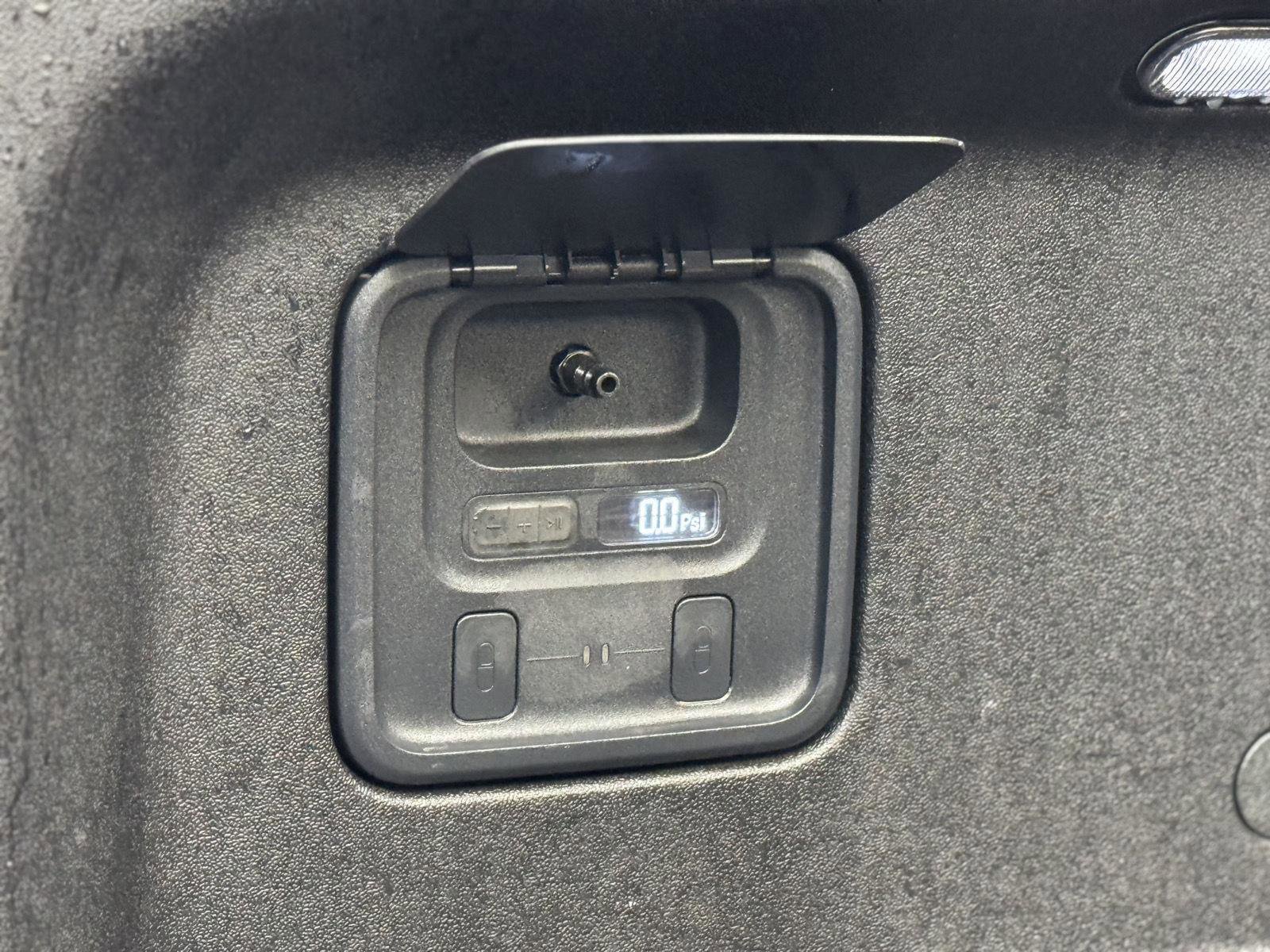 Used 2022 Rivian R1T Adventure image 13