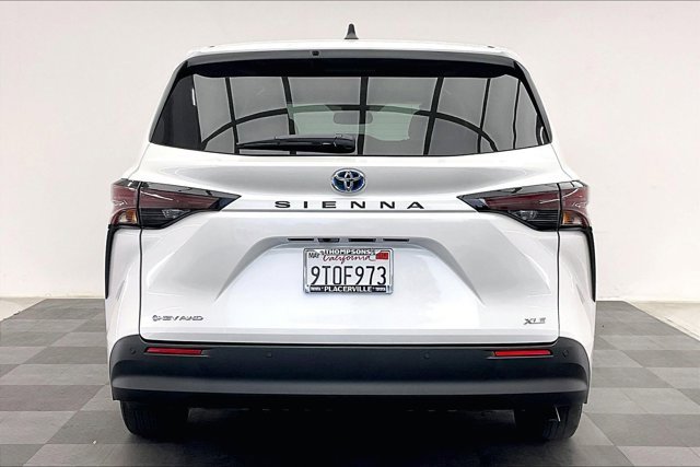 Used 2025 Toyota Sienna XLE image 3