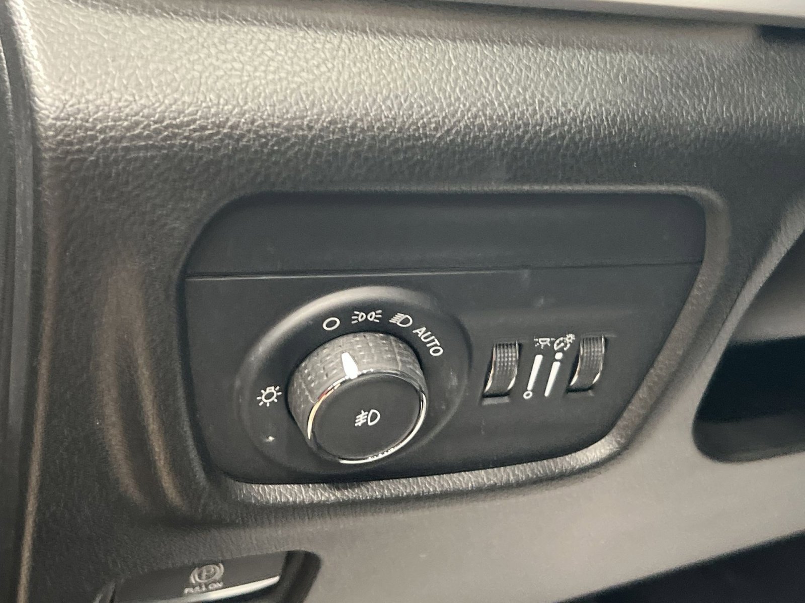 Used 2024 Jeep Grand Cherokee Limited w/ Luxury Tech Group II image 27