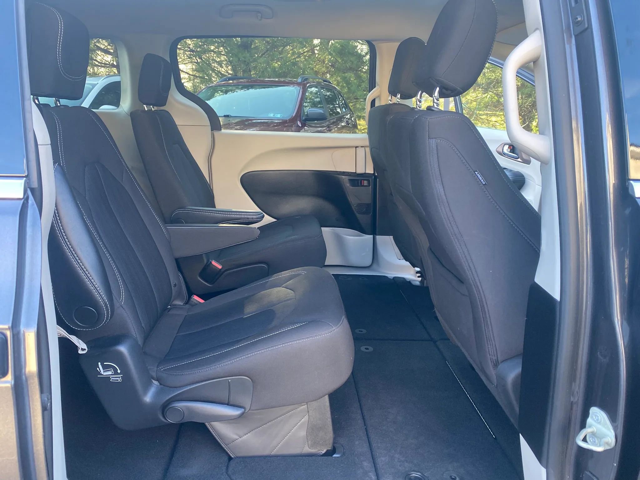 Used 2023 Chrysler Voyager LX image 3