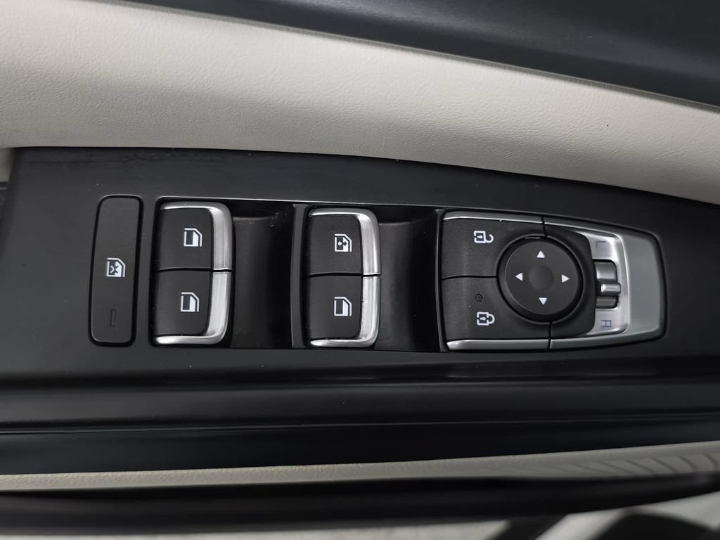 Used 2022 Kia Carnival LX FWD image 22