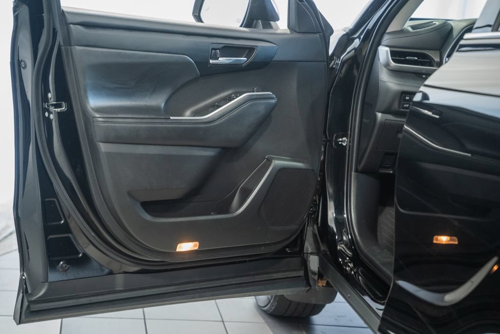 Used 2022 Toyota Highlander XLE AWD/4WD image 39
