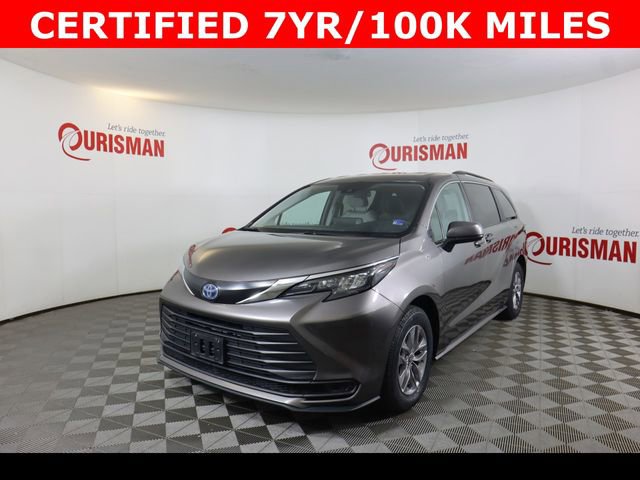 Used 2024 Toyota Sienna LE image 3