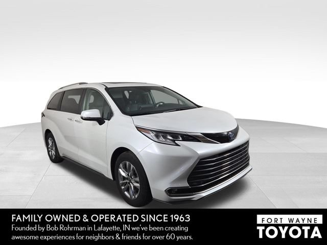 Used 2023 Toyota Sienna Limited FWD image 4