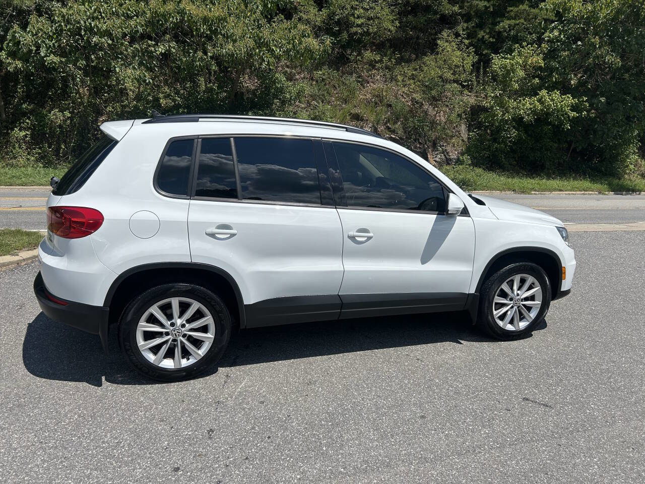 Used 2015 Volkswagen Tiguan SE image 10
