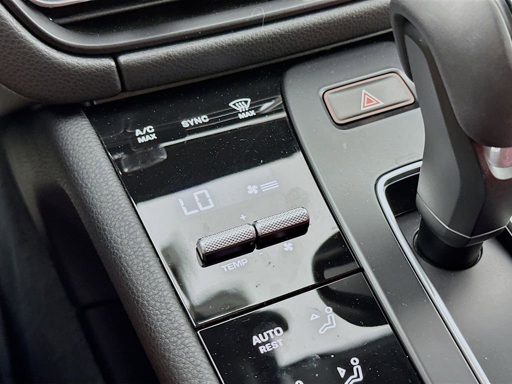 Certified 2025 Porsche Macan AWD/4WD image 18