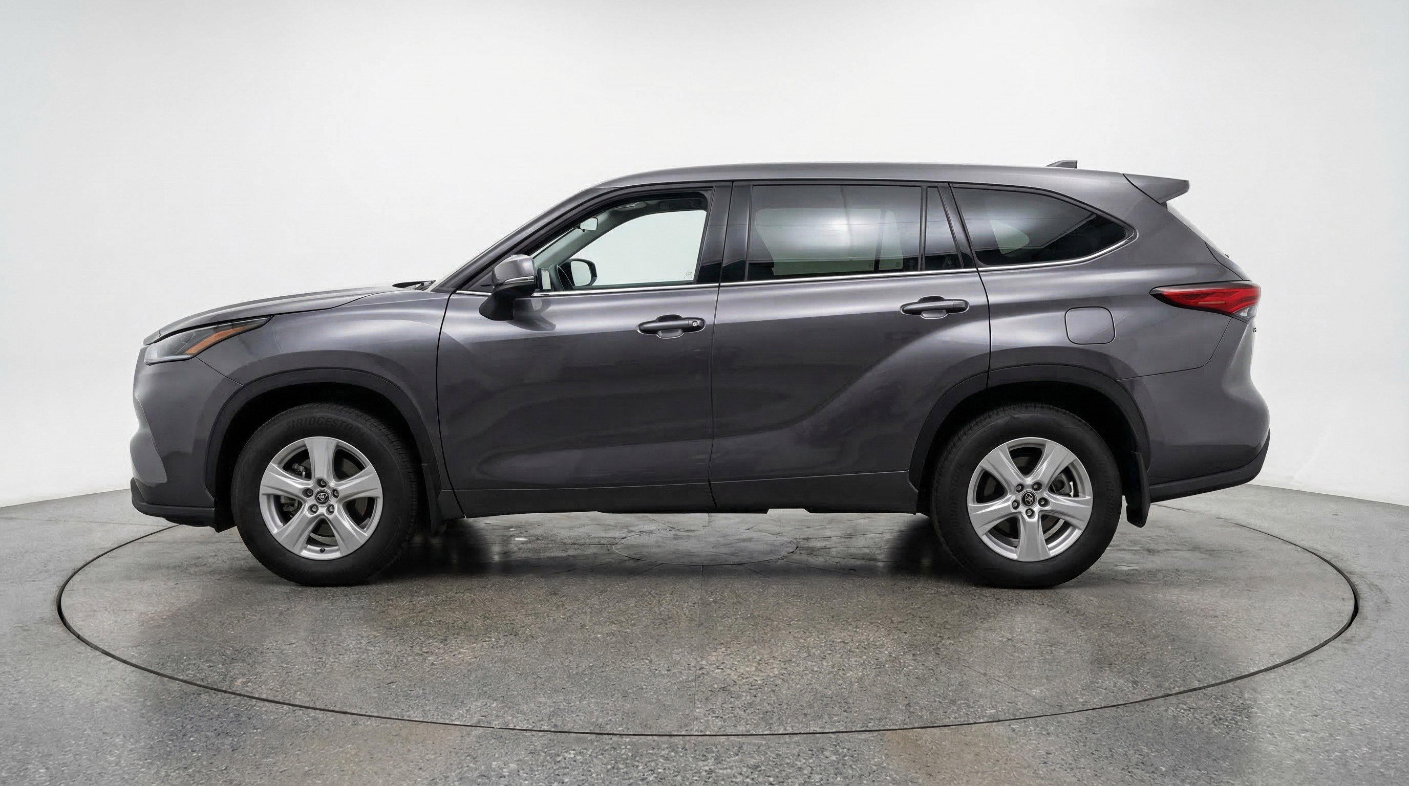 Used 2025 Toyota Highlander LE image 5