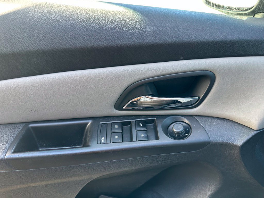 Used 2013 Chevrolet Cruze LS FWD image 11