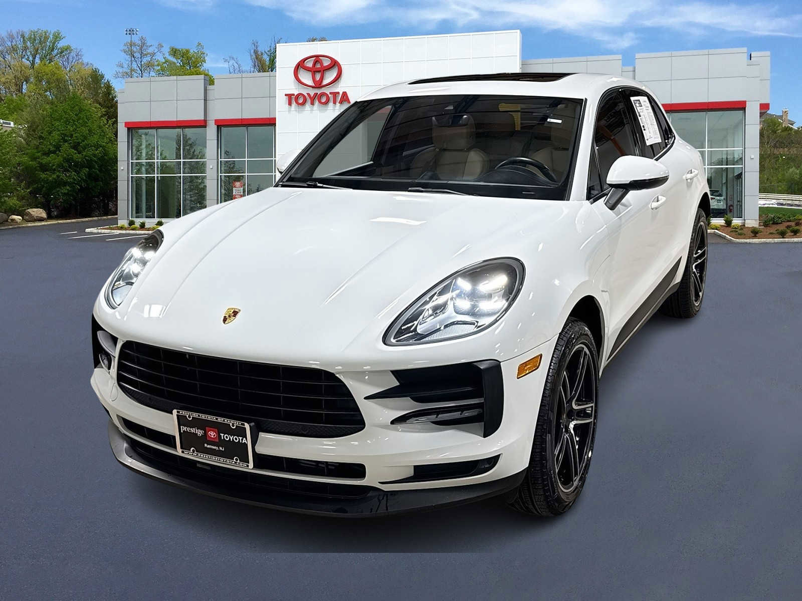 Used 2021 Porsche Macan AWD/4WD image 1
