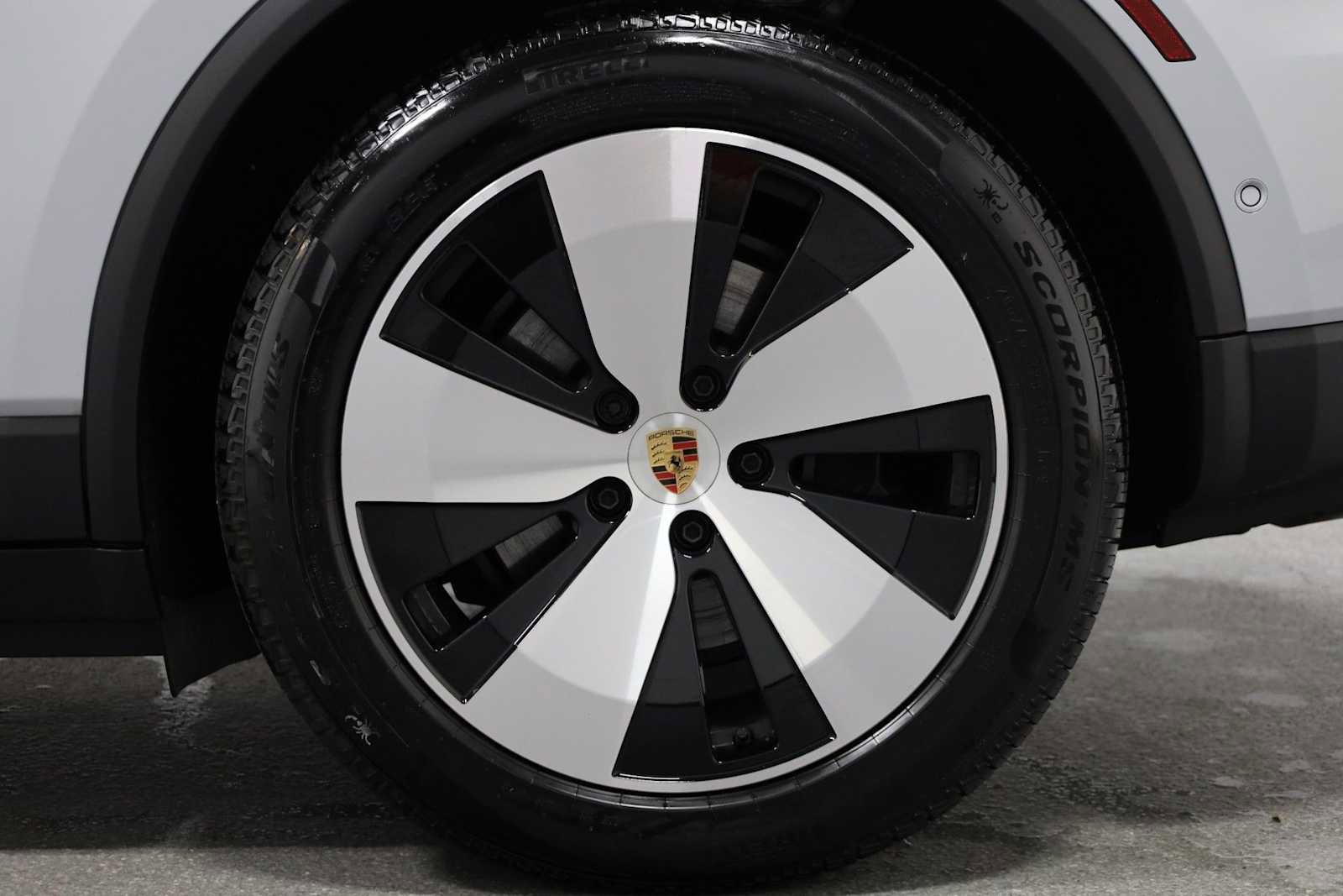 Certified 2025 Porsche Macan Electric image 40