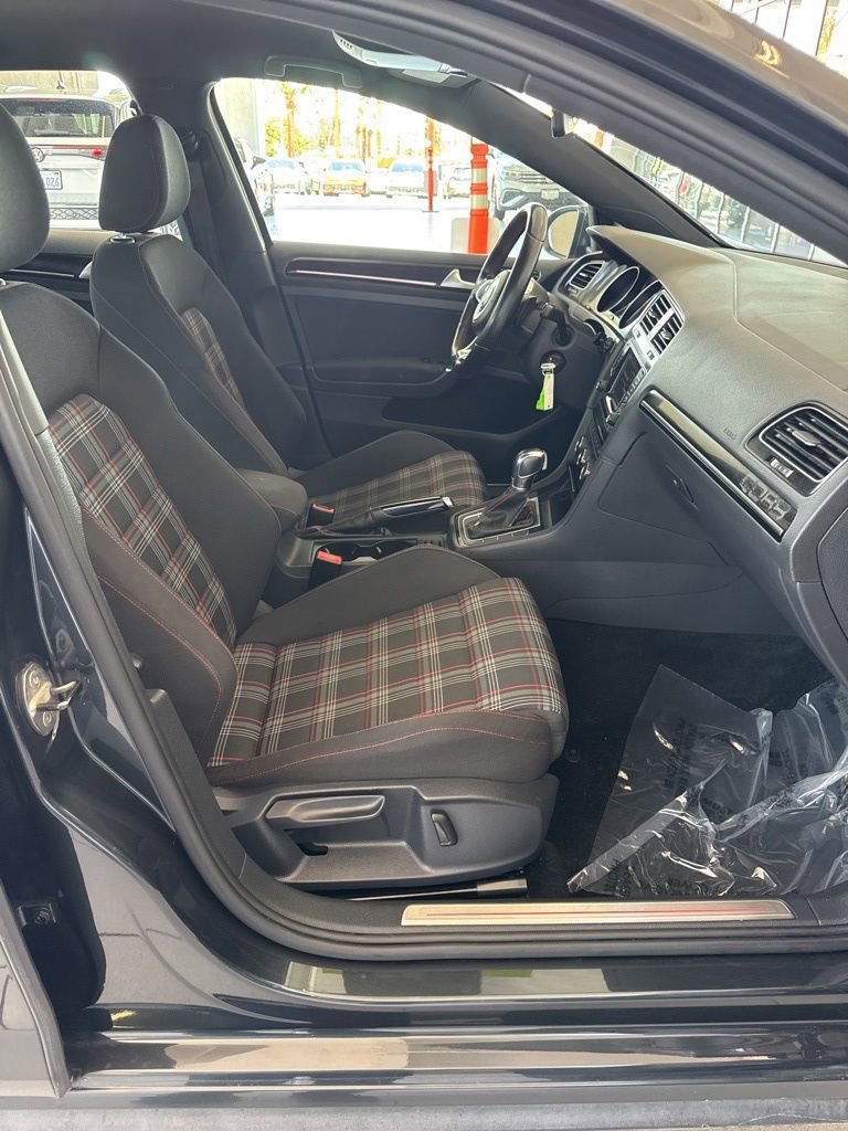 Used 2015 Volkswagen Golf 4-Door FWD image 3