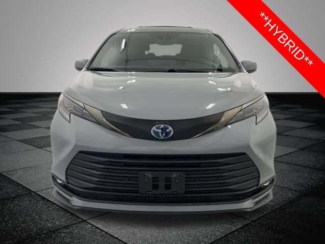 Used 2022 Toyota Sienna XLE Woodland Edition image 2