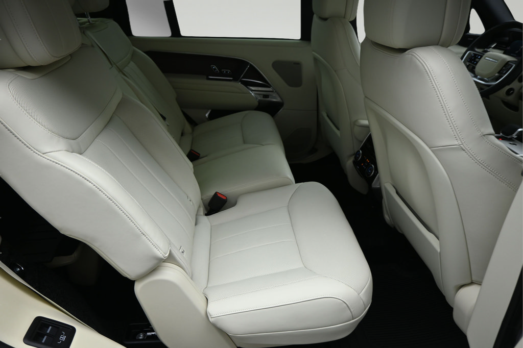 Used 2025 Land Rover Range Rover Long Wheelbase SE AWD/4WD image 9