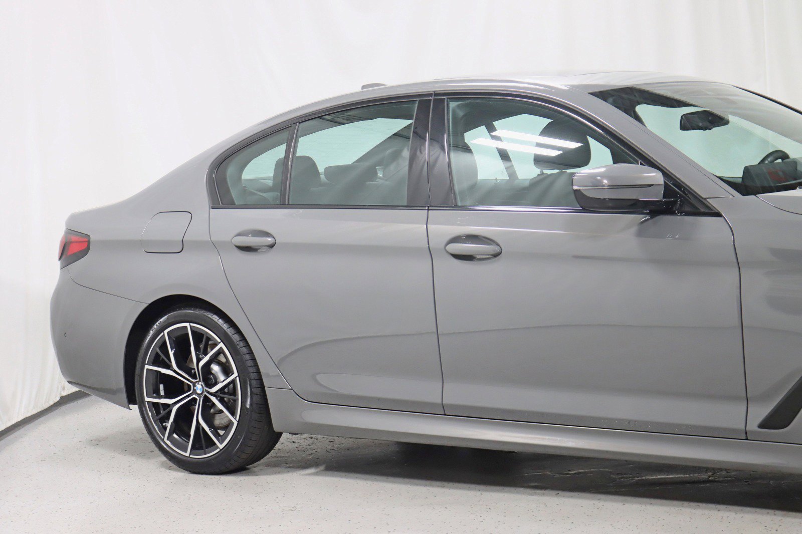 Used 2022 BMW 530i xDrive w/ M Sport Package image 4
