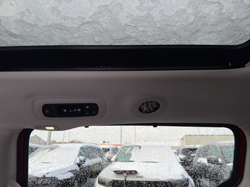 Used 2024 Chrysler Pacifica Limited image 30