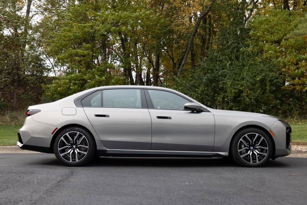 Used 2024 BMW 760i xDrive w/ Premium Package 2 image 4