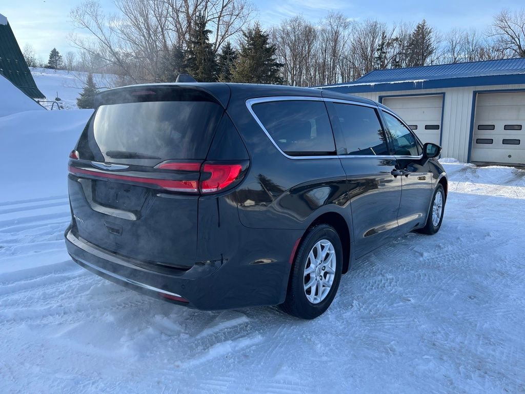 Used 2023 Chrysler Pacifica Touring-L image 5