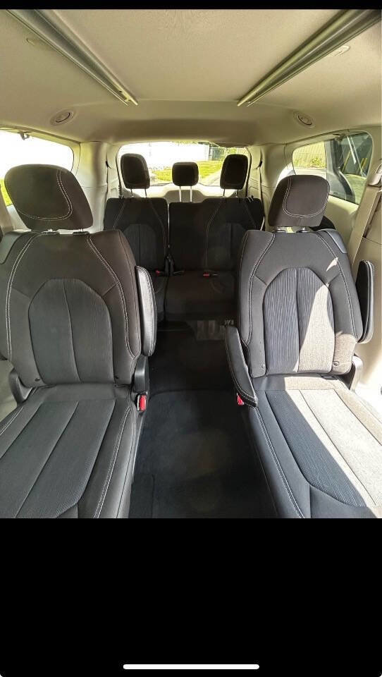Used 2020 Chrysler Voyager LX image 12