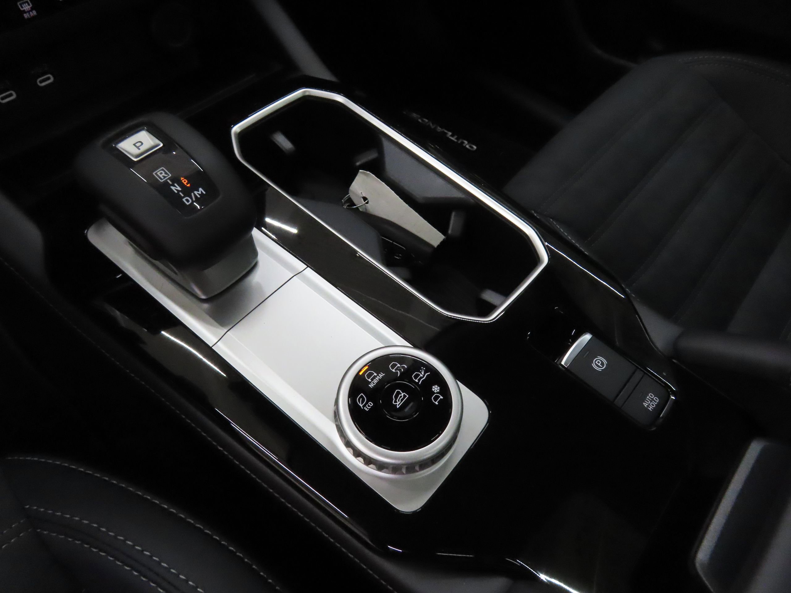 New 2025 Mitsubishi Outlander SE image 15