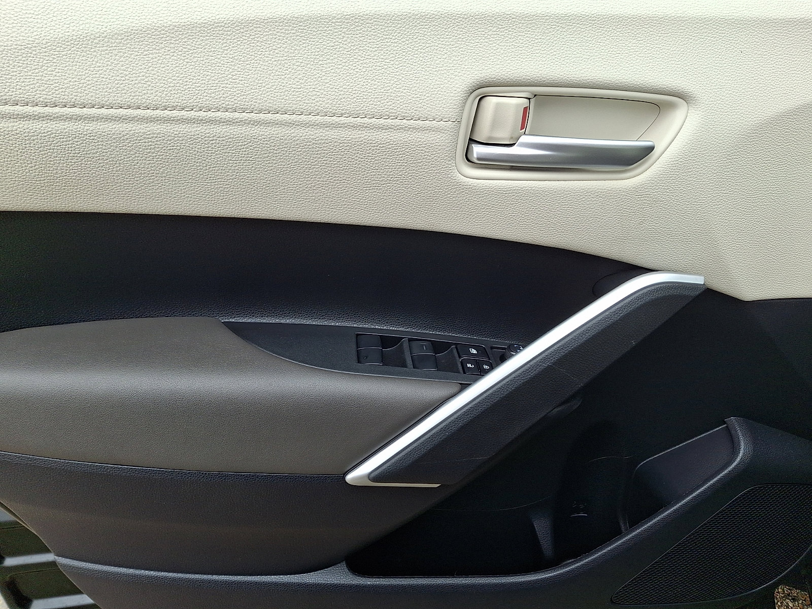 Certified 2022 Toyota Corolla Cross XLE w/ Convenience Package image 12