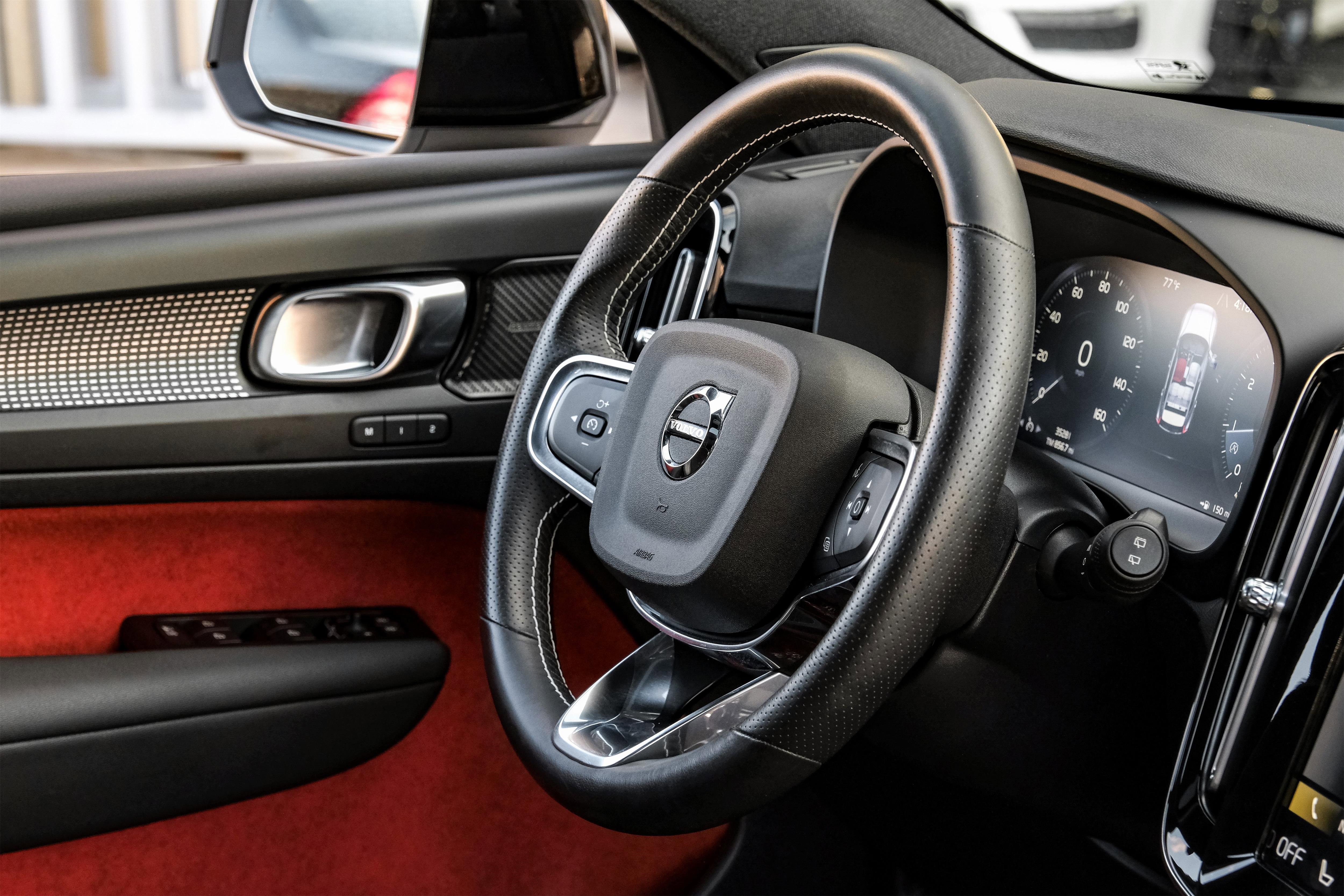 Used 2021 Volvo XC40 T4 R-Design image 13