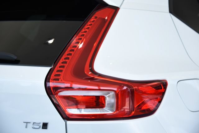Used 2021 Volvo XC40 T5 Momentum w/ Premium Package AWD/4WD image 11