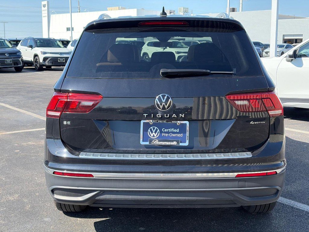 Used 2024 Volkswagen Tiguan SE w/ Panoramic Sunroof Package image 5
