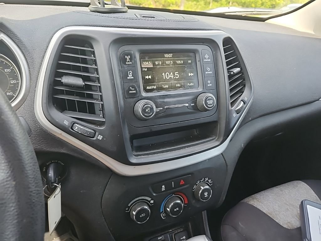 Used 2014 Jeep Cherokee Sport image 21