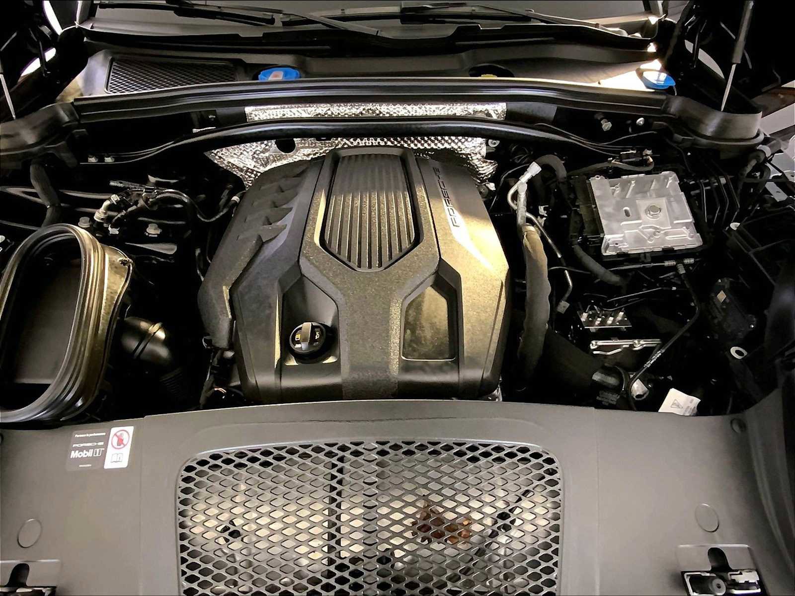 Certified 2025 Porsche Macan image 32