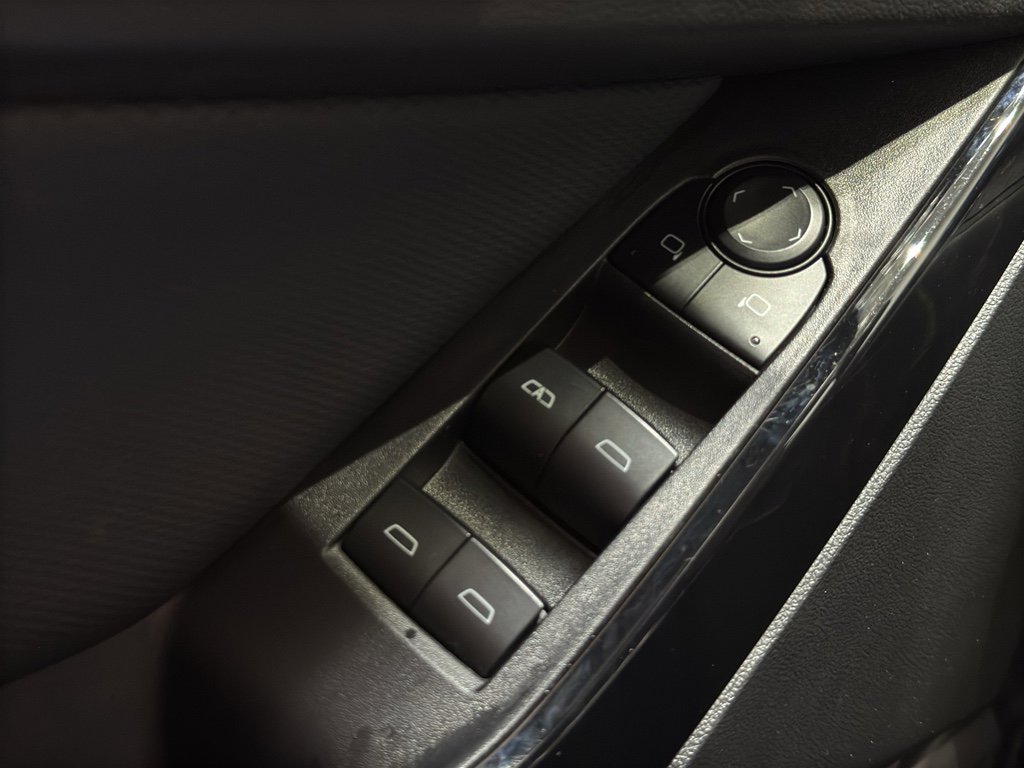 Used 2025 Chevrolet Equinox LT w/ Convenience Package II image 35