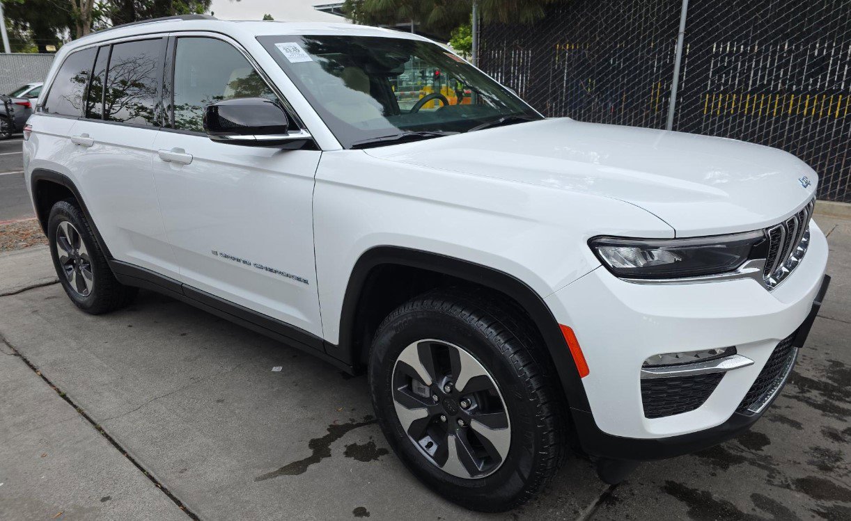 Used 2022 Jeep Grand Cherokee Limited 4xe AWD/4WD image 2