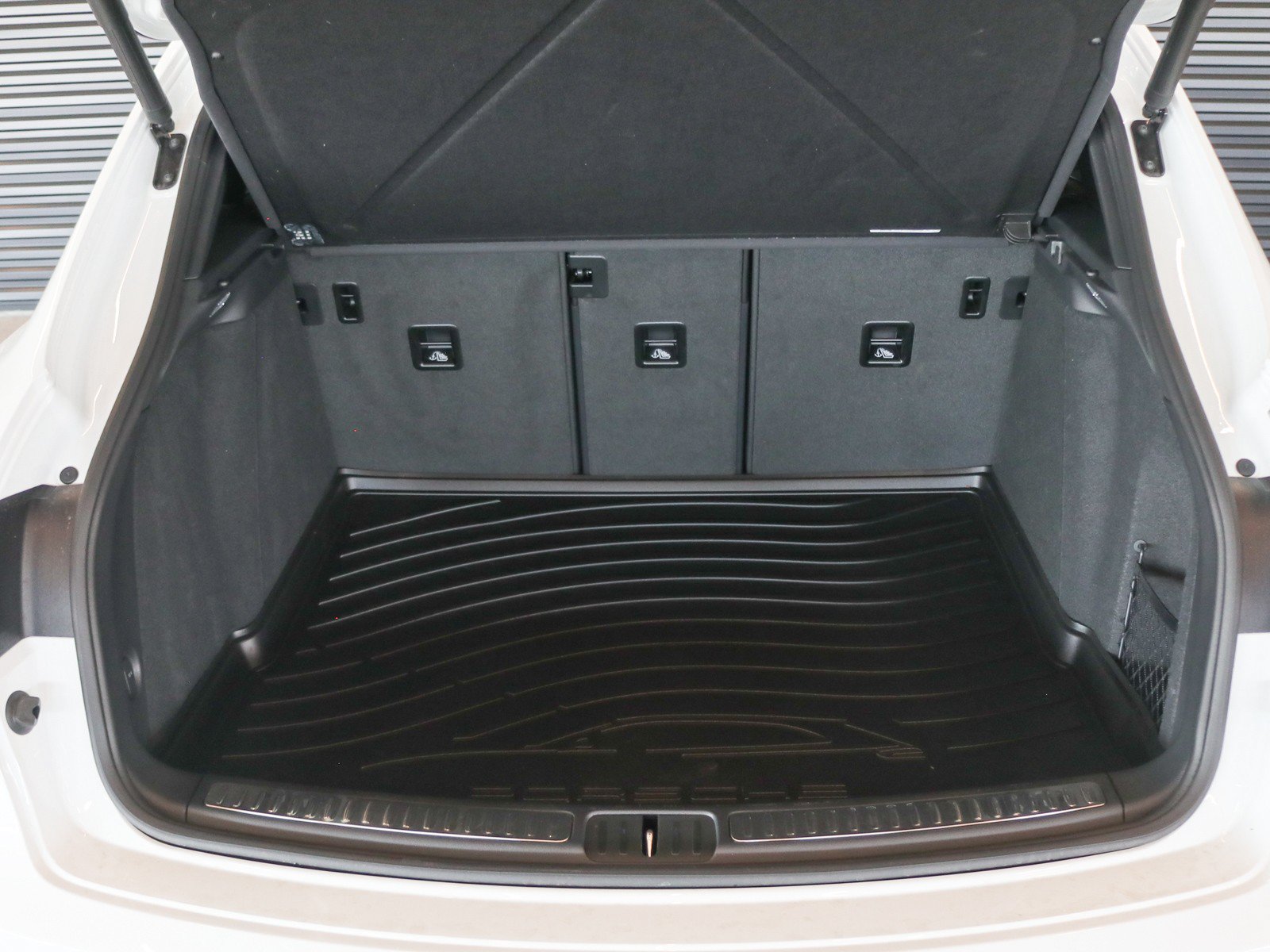 Used 2026 Porsche Macan AWD/4WD image 28