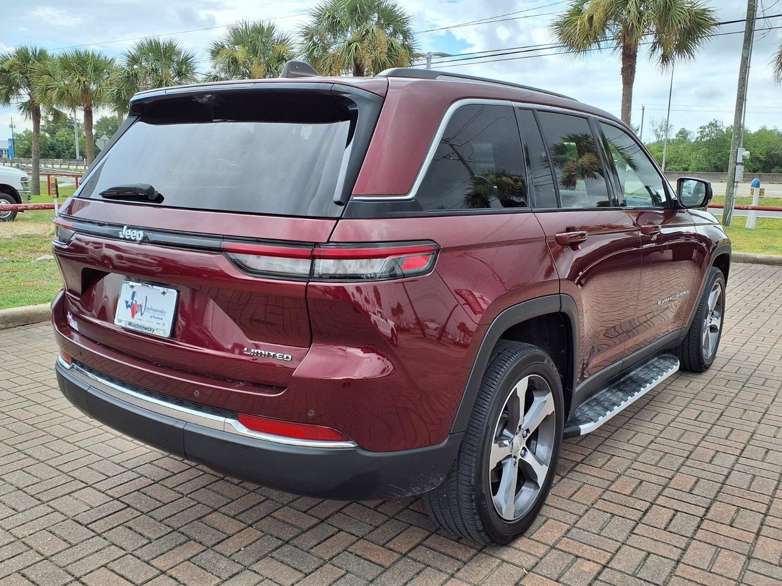 Used 2023 Jeep Grand Cherokee Limited w/ Luxury Tech Group II RWD image 5
