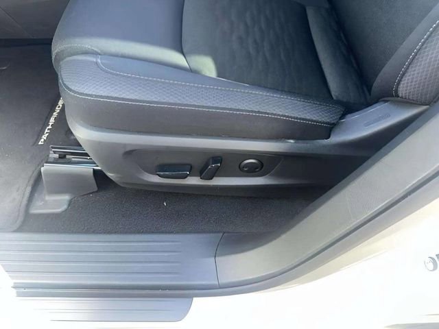 Used 2025 Nissan Pathfinder SV image 6