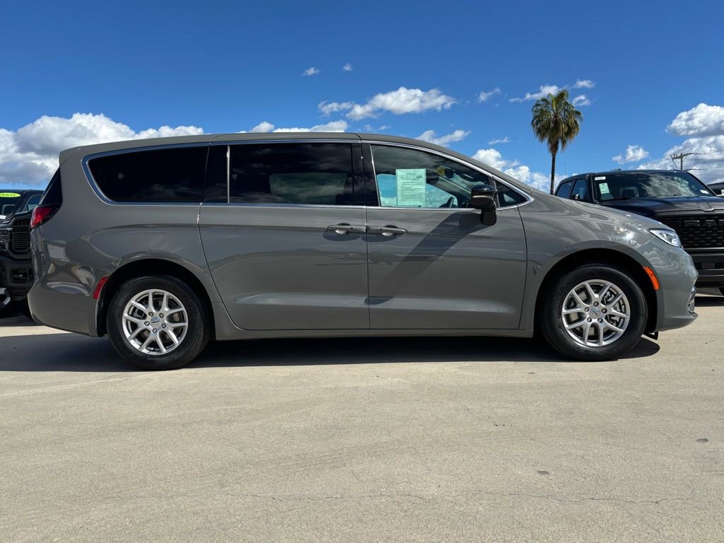 Used 2025 Chrysler Pacifica Select image 3