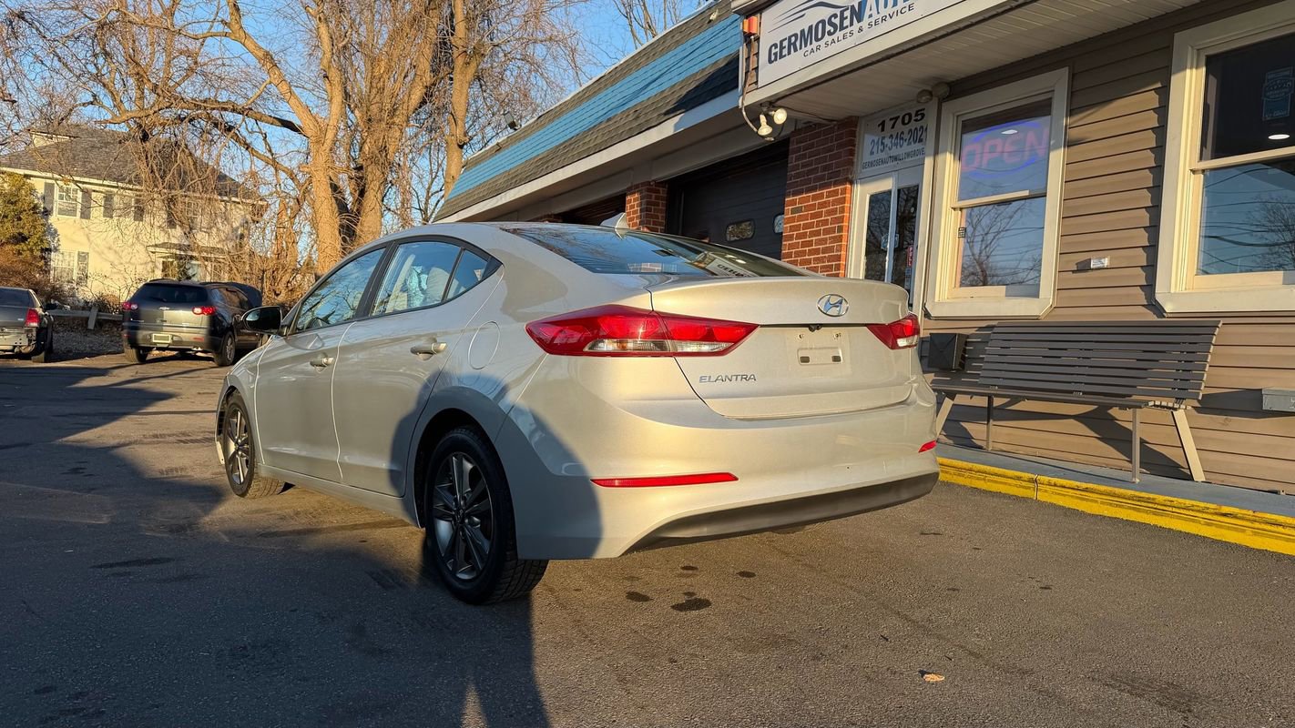 Used 2017 Hyundai Elantra SE image 3