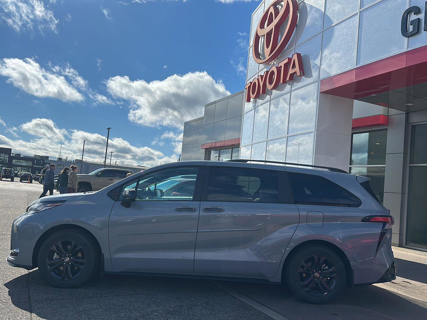 Used 2025 Toyota Sienna XSE w/ XSE Plus Package image 7